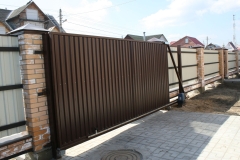 zapolneniye_s_dvukh_storon_profnastilom_dlya_otkatnykh_vorot